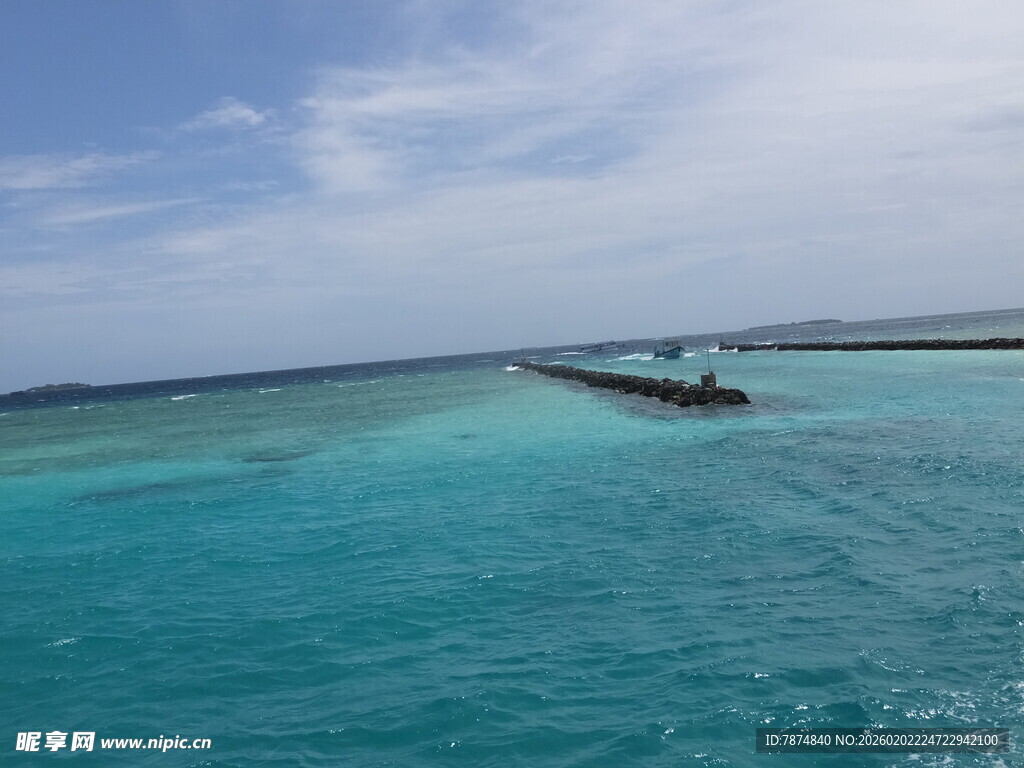 碧海蓝天中的水上栈桥