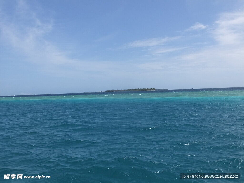 碧海蓝天中的美丽海岛