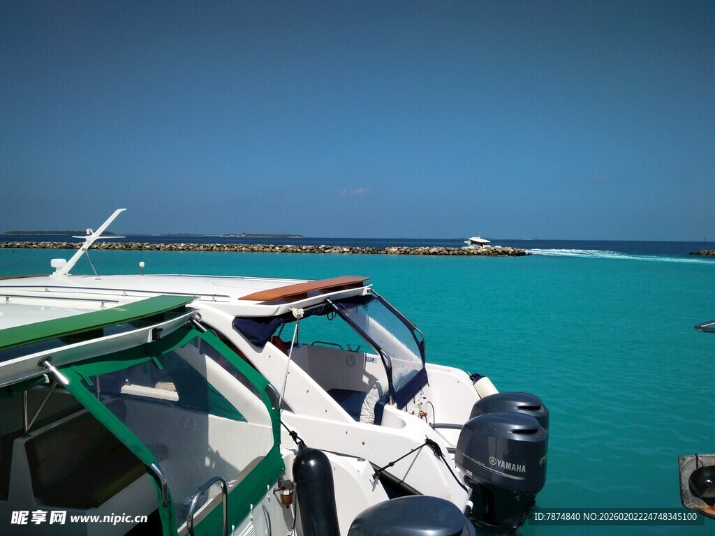 海上游艇停泊于美丽海域