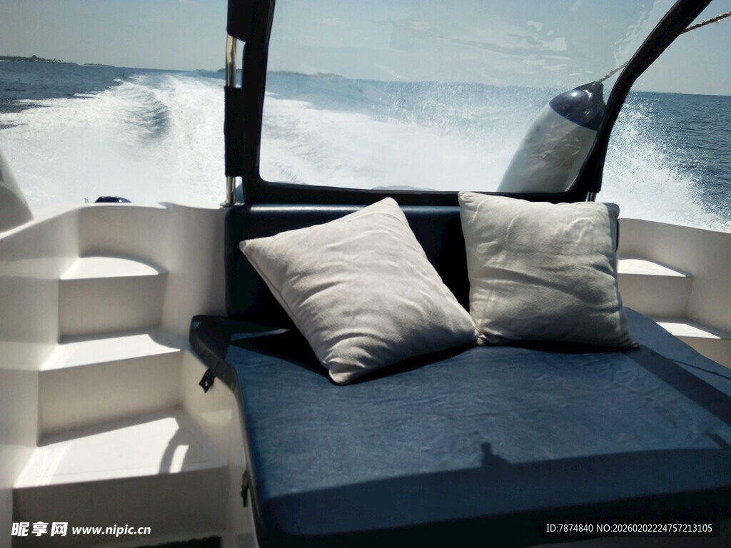 游艇内舒适的休闲区域