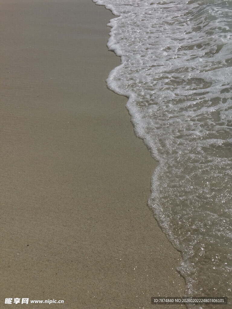 海浪轻吻沙滩