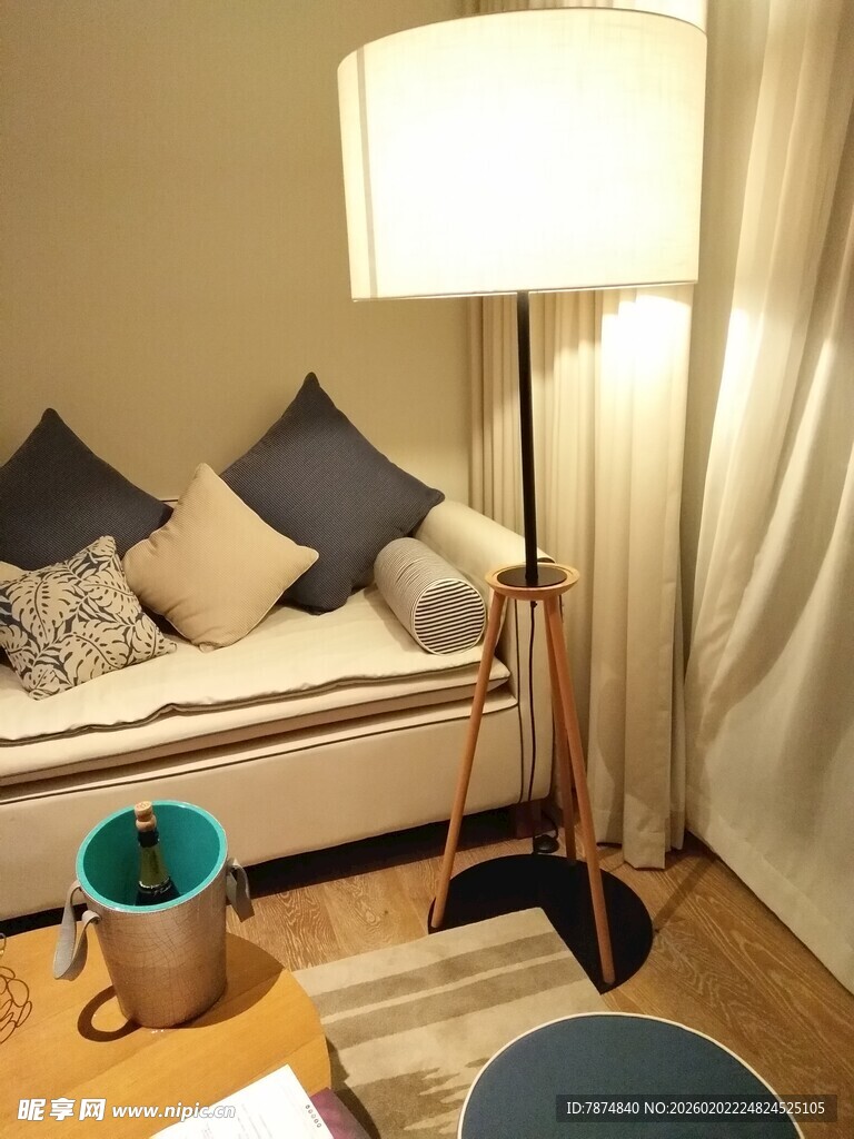 温馨客厅角落家居布置