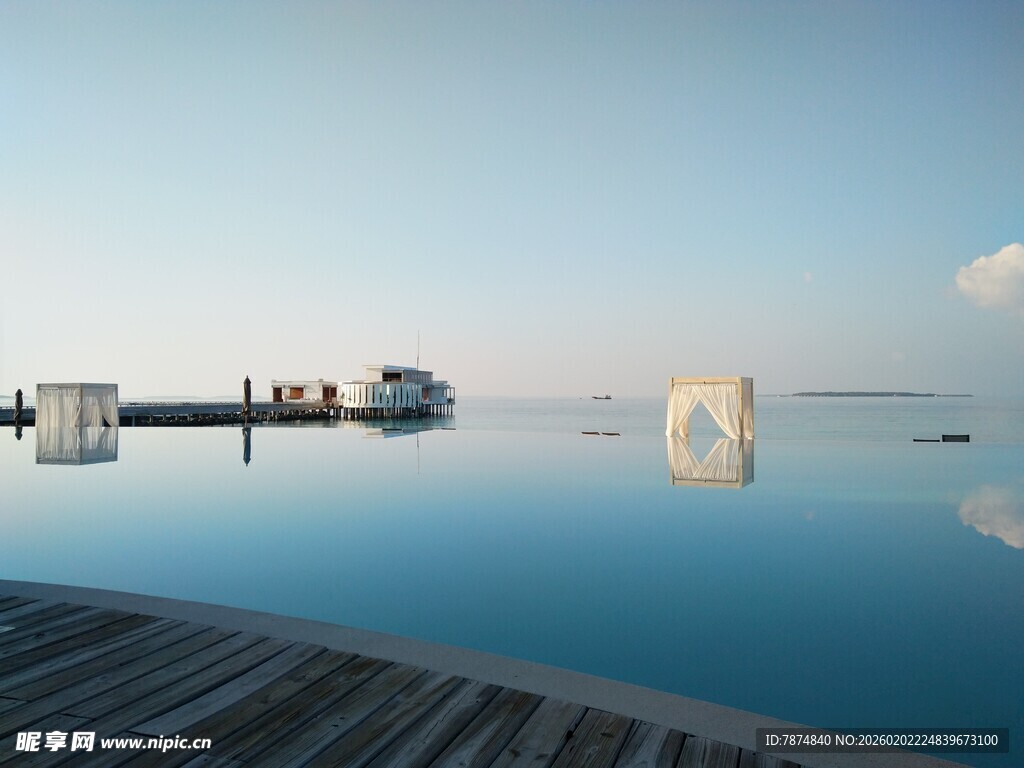 海边泳池与艺术雕塑景观
