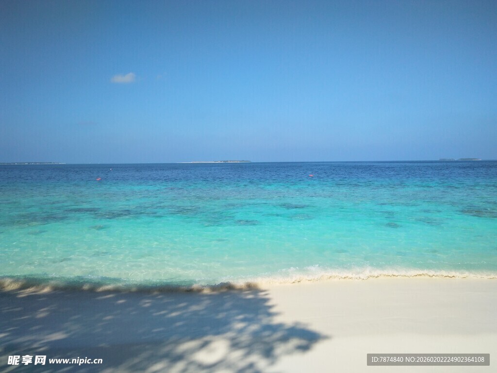 美丽海滨沙滩与清澈海水