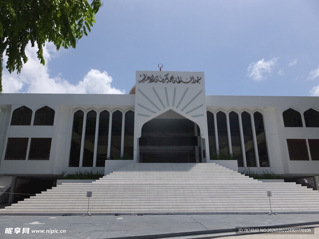 白色宏伟建筑外观