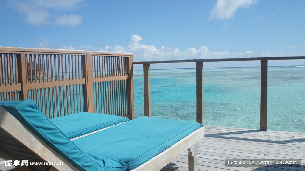 海景露台蓝色躺椅惬意时光