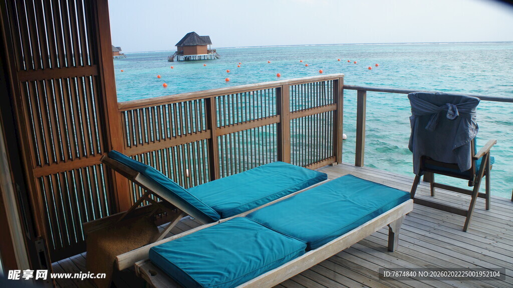 海边露台躺椅与海景