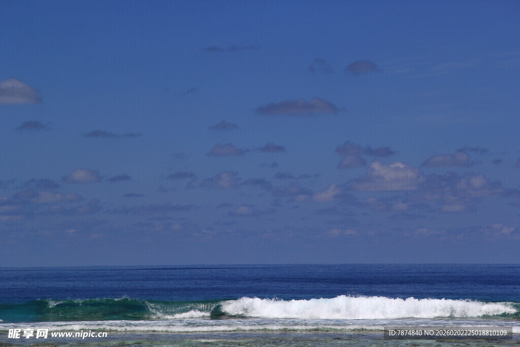 蔚蓝海岸海浪翻涌
