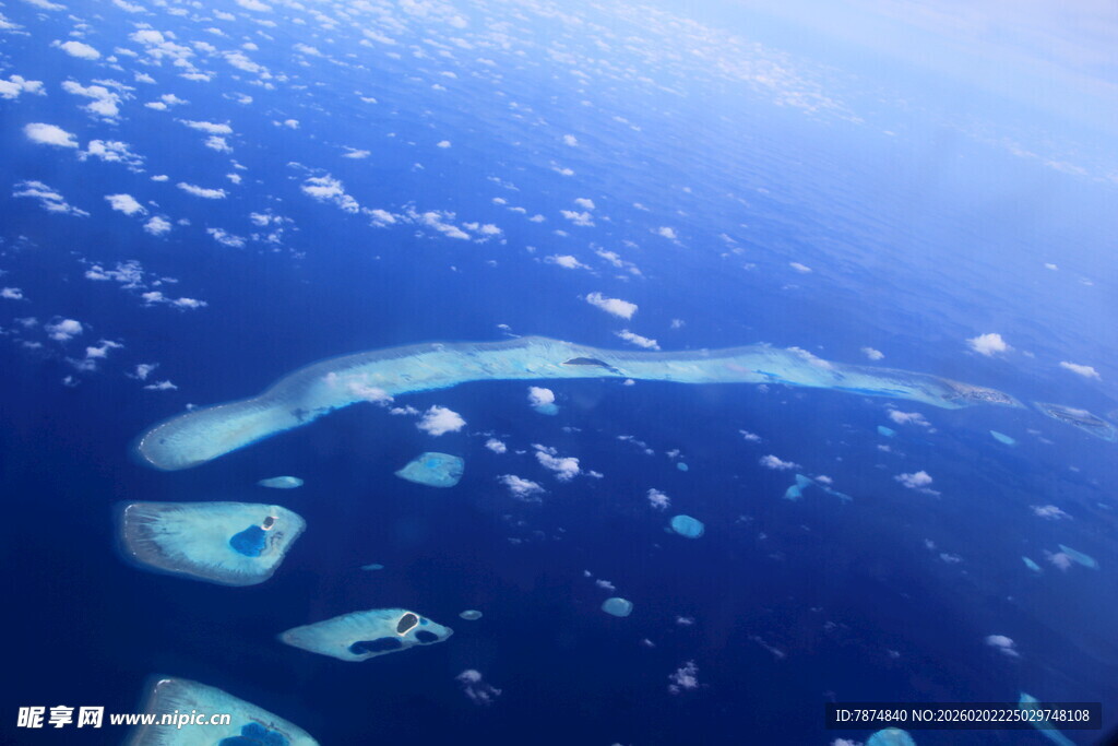 俯瞰蓝色海洋中的岛屿