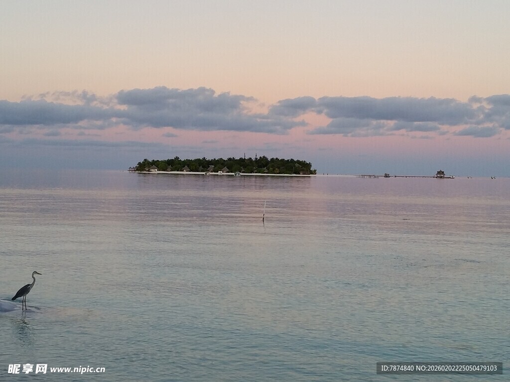 海上小岛的美丽黄昏景色