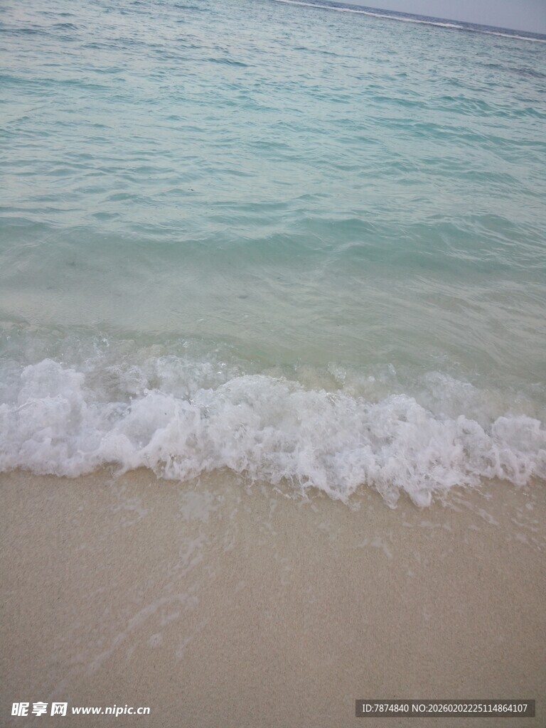 海边沙滩上的白色浪花