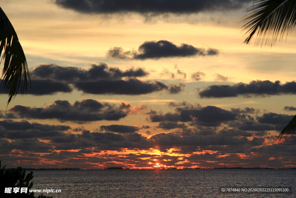 海边日落时分的美丽景致