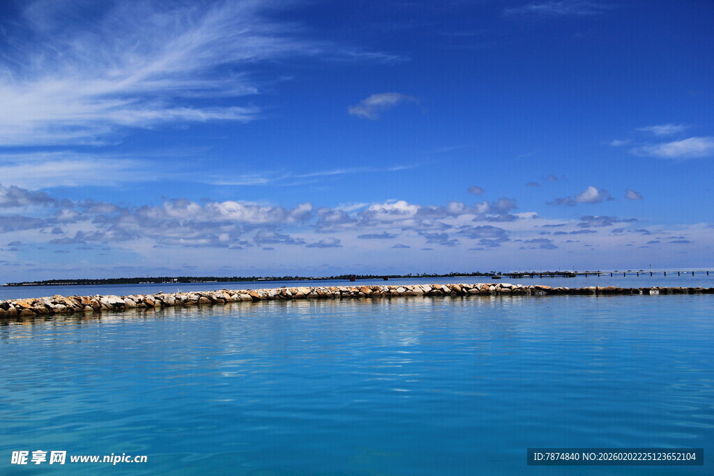 碧海蓝天的美丽海滨风光