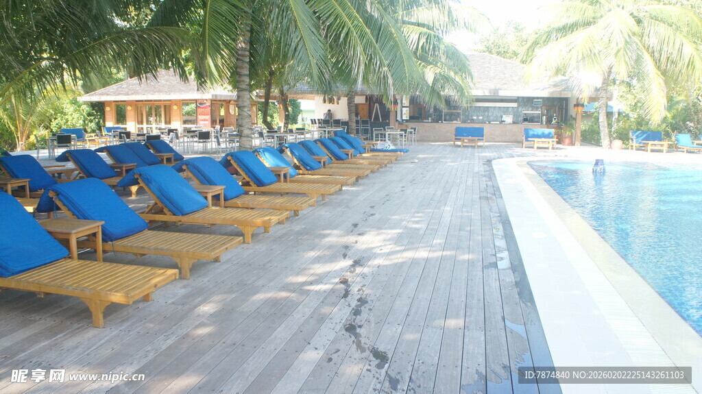 泳池边的休闲躺椅