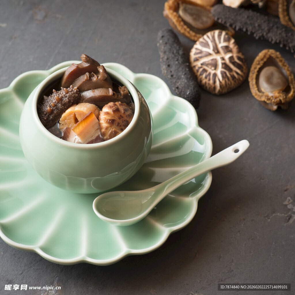 青杯盛美味菌菇汤