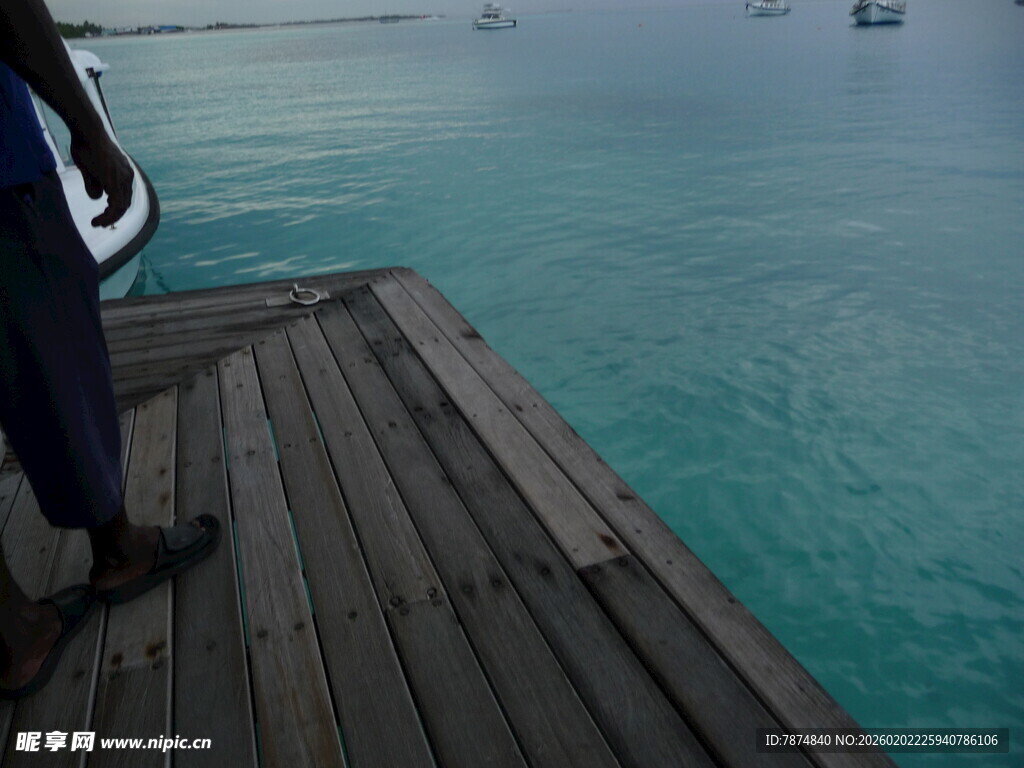 海边木栈道上的身影