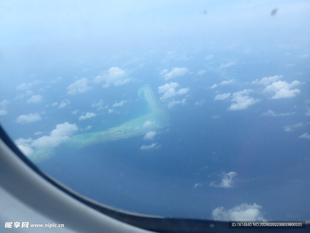 机窗外的碧海蓝天美景