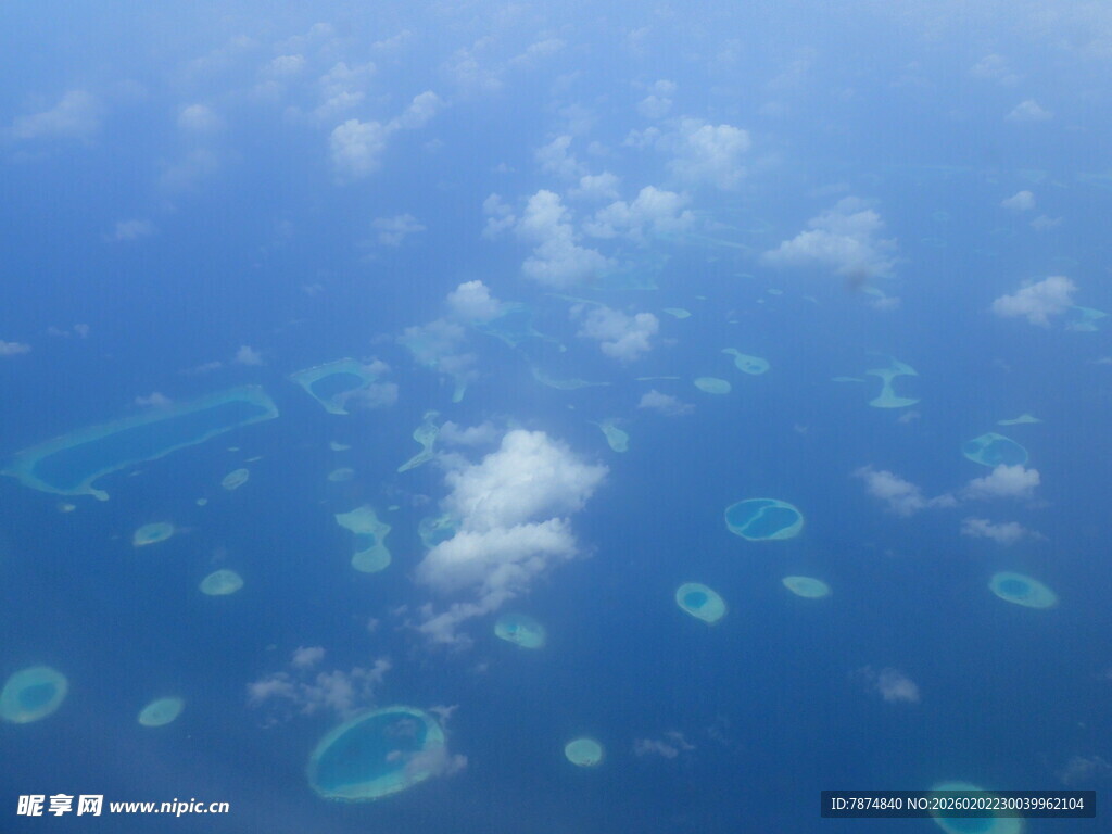 俯瞰蓝色海洋中的珊瑚礁