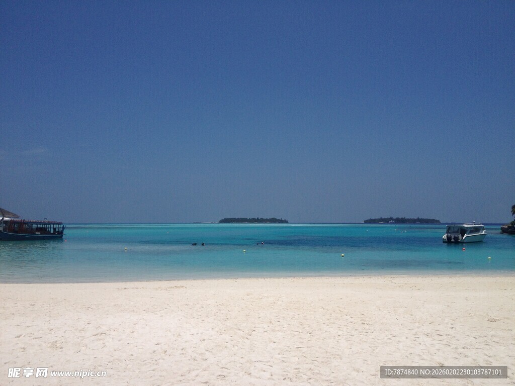 纯净海滩与碧蓝海水美景