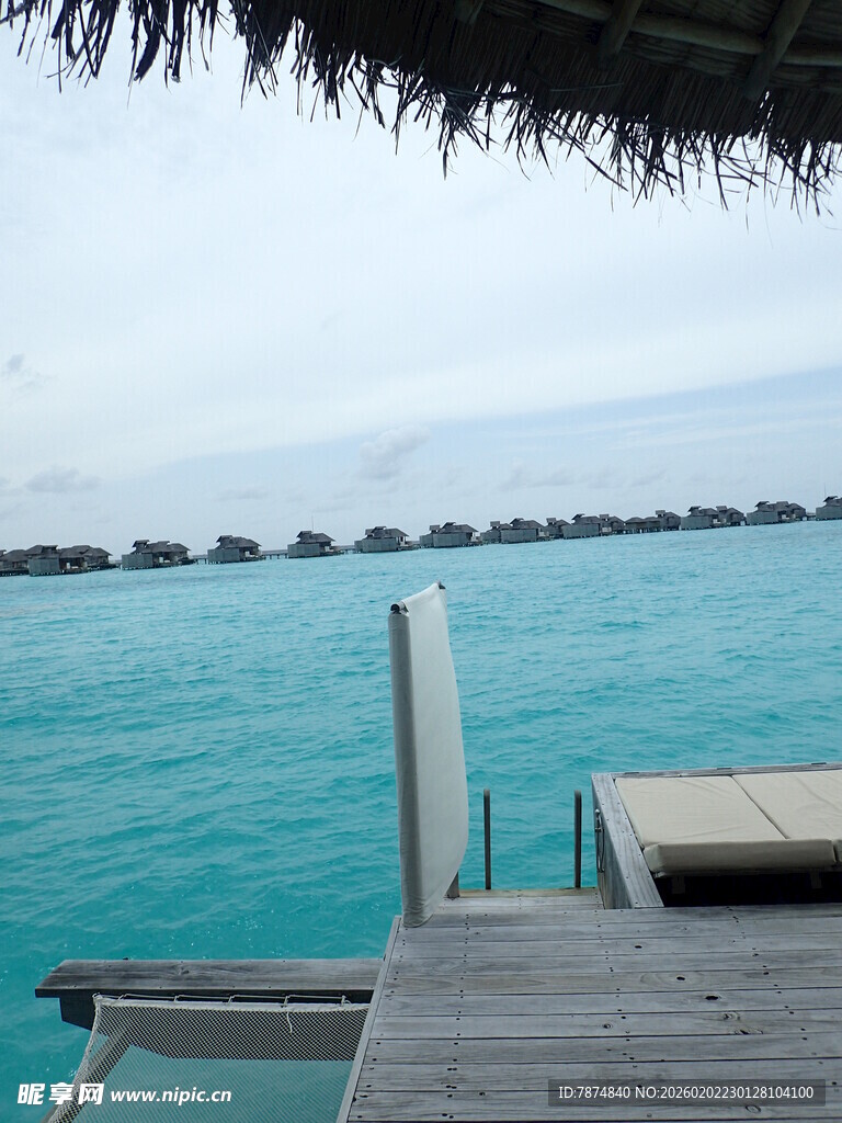 海边木质露台的迷人海景