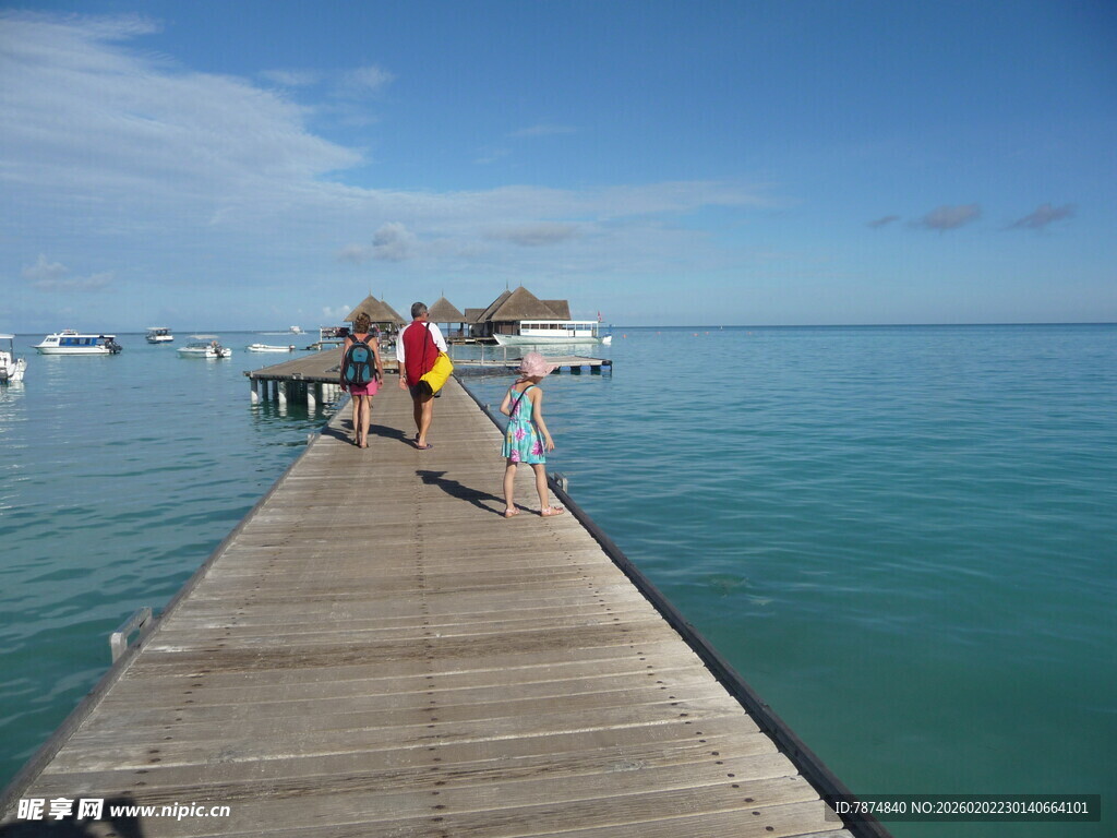 海边木栈道上的欢乐游客