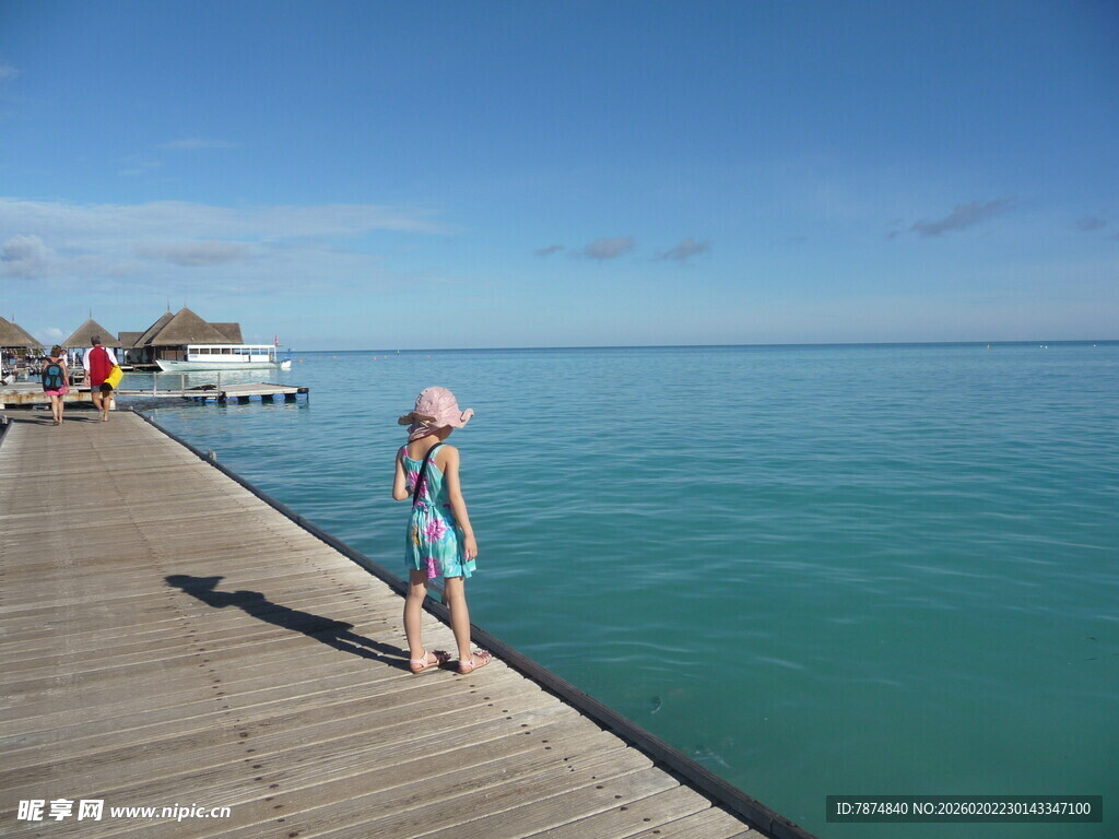 海边栈道上的漫步女子