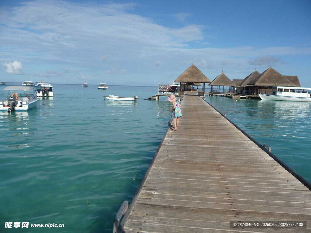 海边栈桥通向水上小屋