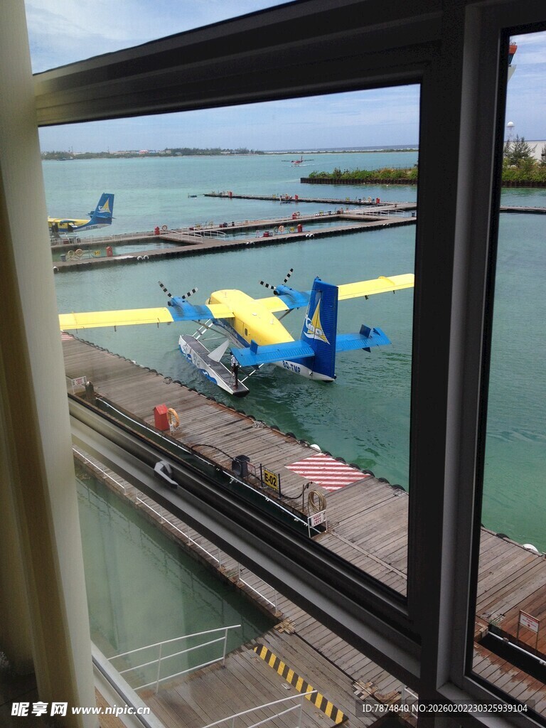 窗外停靠的水陆两用飞机