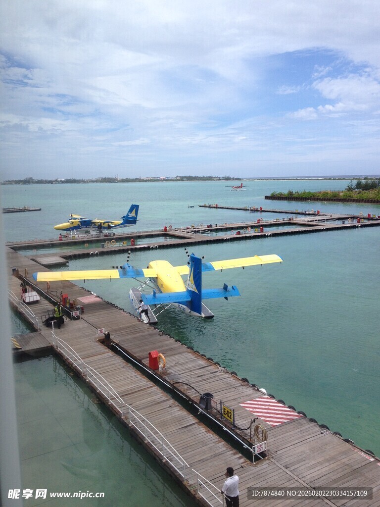 水上飞机停靠在码头