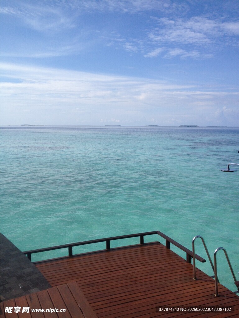 海边木质露台的迷人海景
