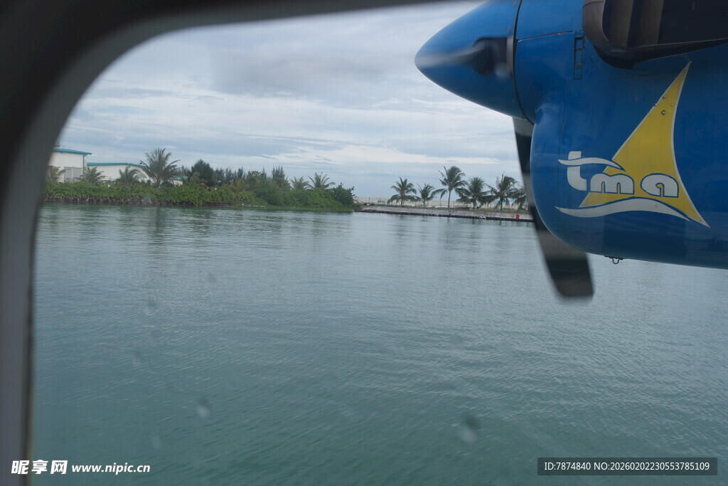 马尔代夫水上飞机俯瞰平静水面