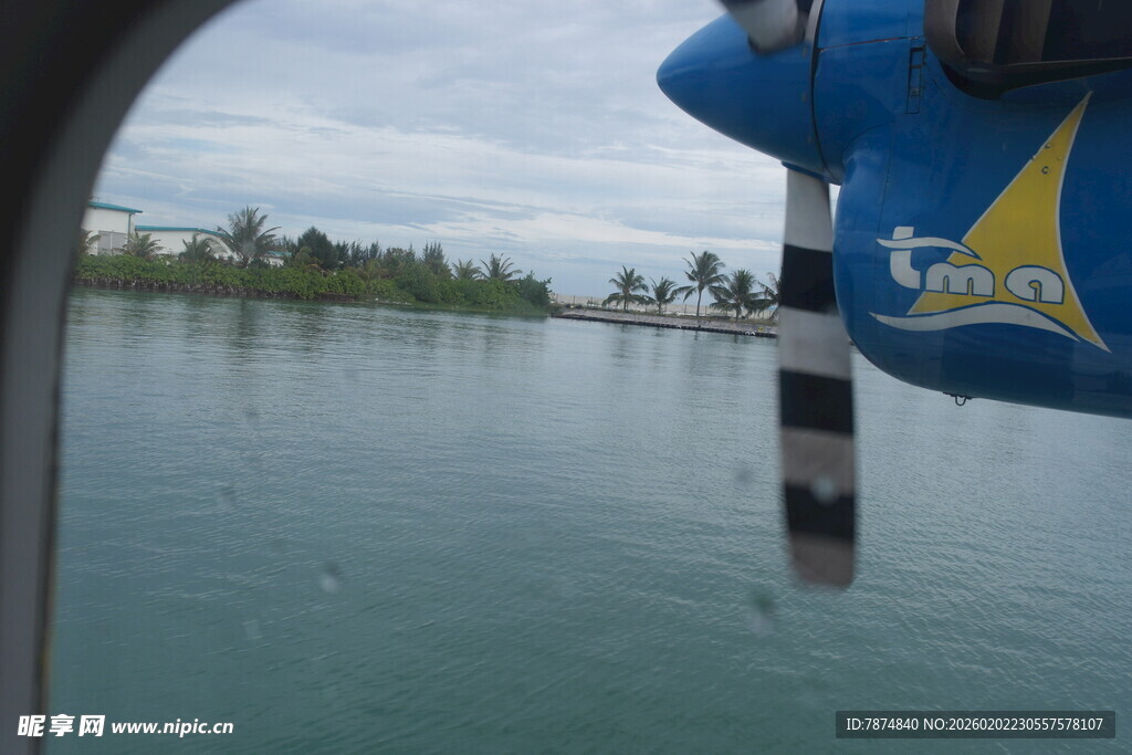 马尔代夫乘船视角下的水上风景
