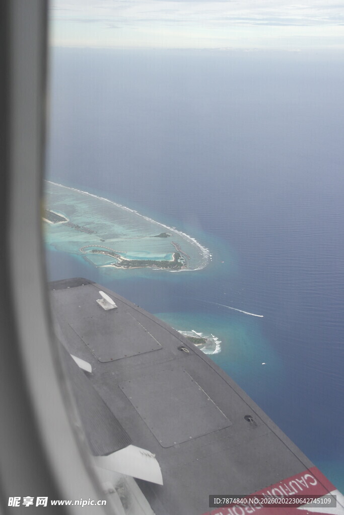 机窗视角下的海岛美景