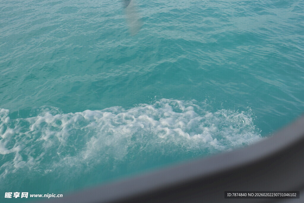 船行碧波泛起白色浪花