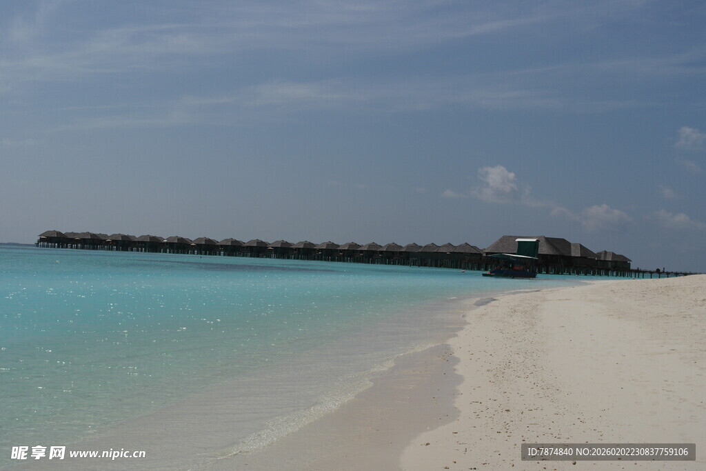 美丽海滩与水上屋景观