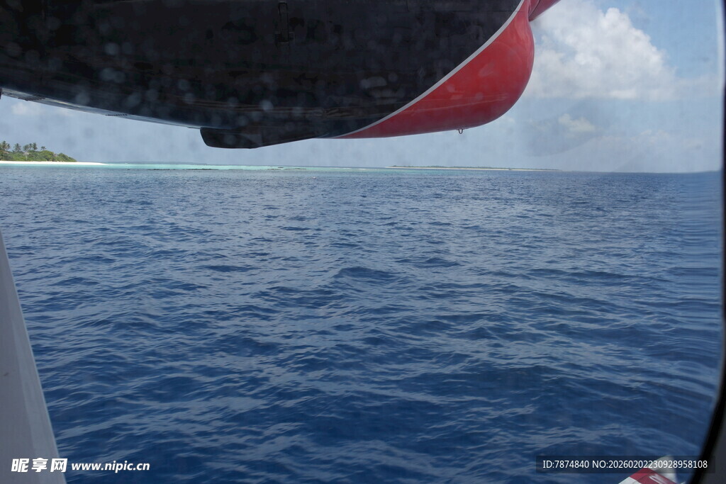 海上航行视角下的广阔海洋