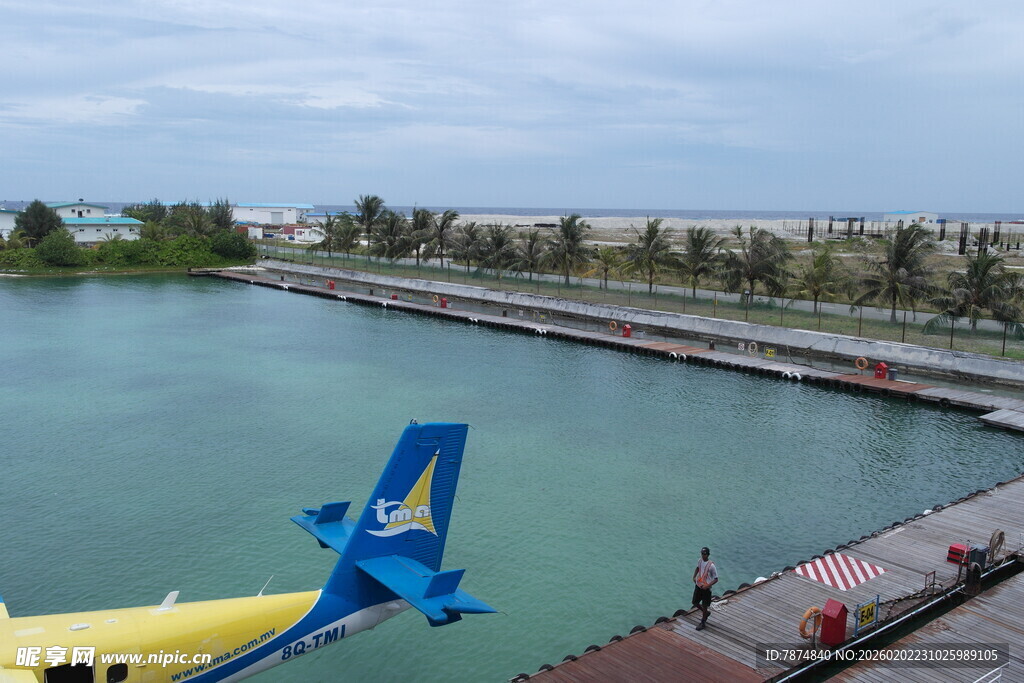 水上飞机停靠码头场景