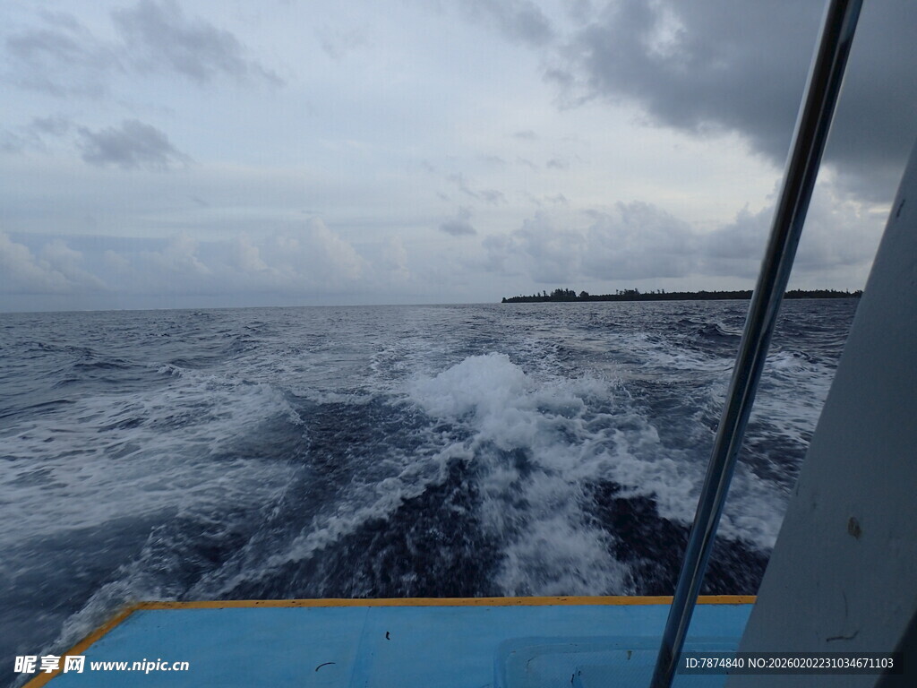 海上航行视角下的波涛景象