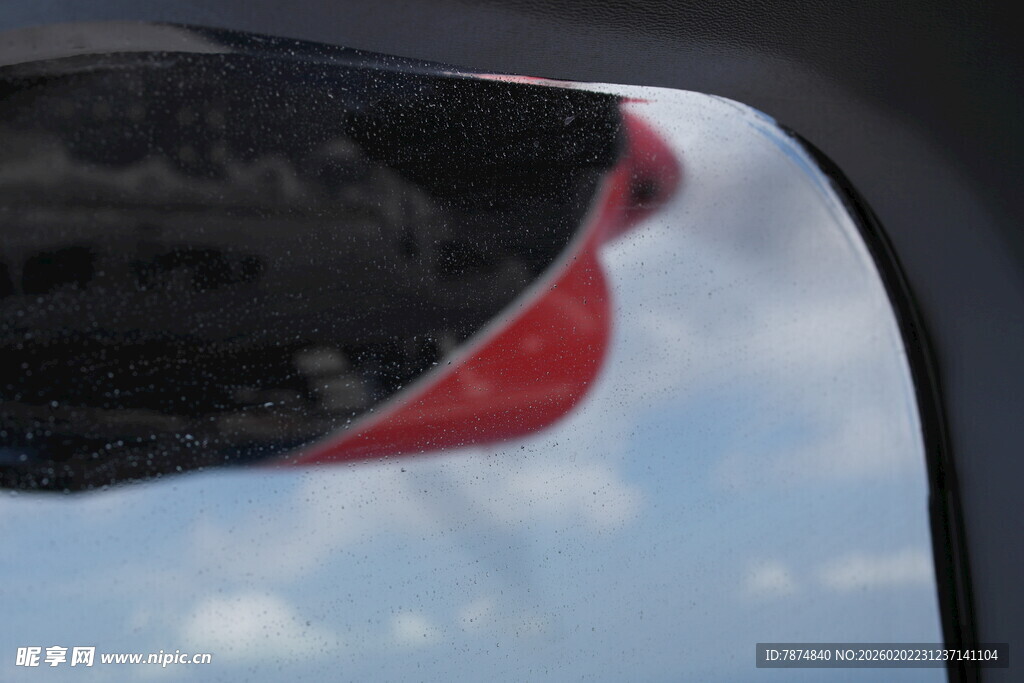 马尔代夫车窗外的红物及蓝天白云