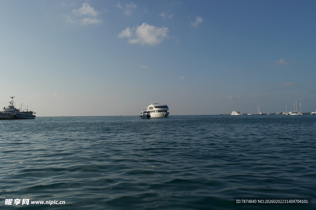 海上船只航行景象