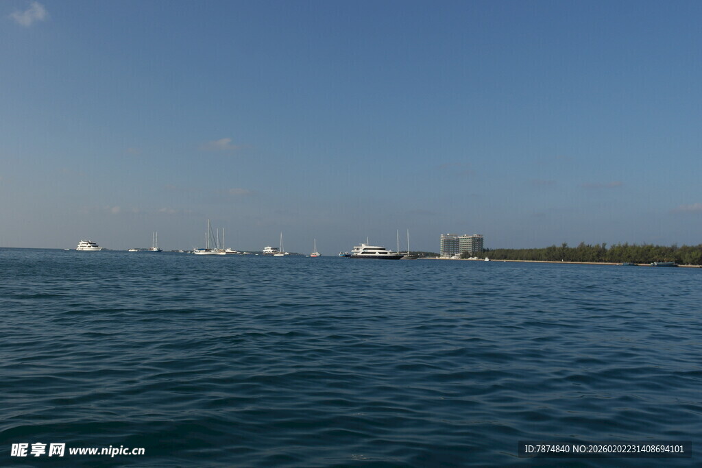 碧海蓝天中的船只景观