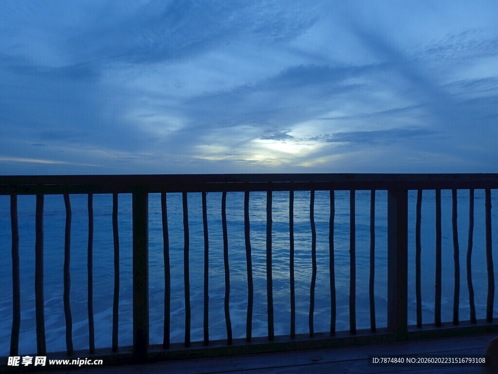 夜幕下海边的栏杆景观
