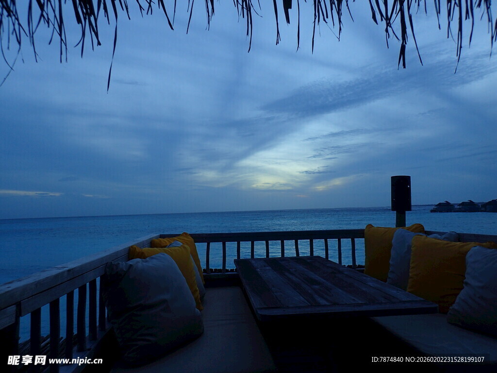 海边露台的静谧黄昏时刻