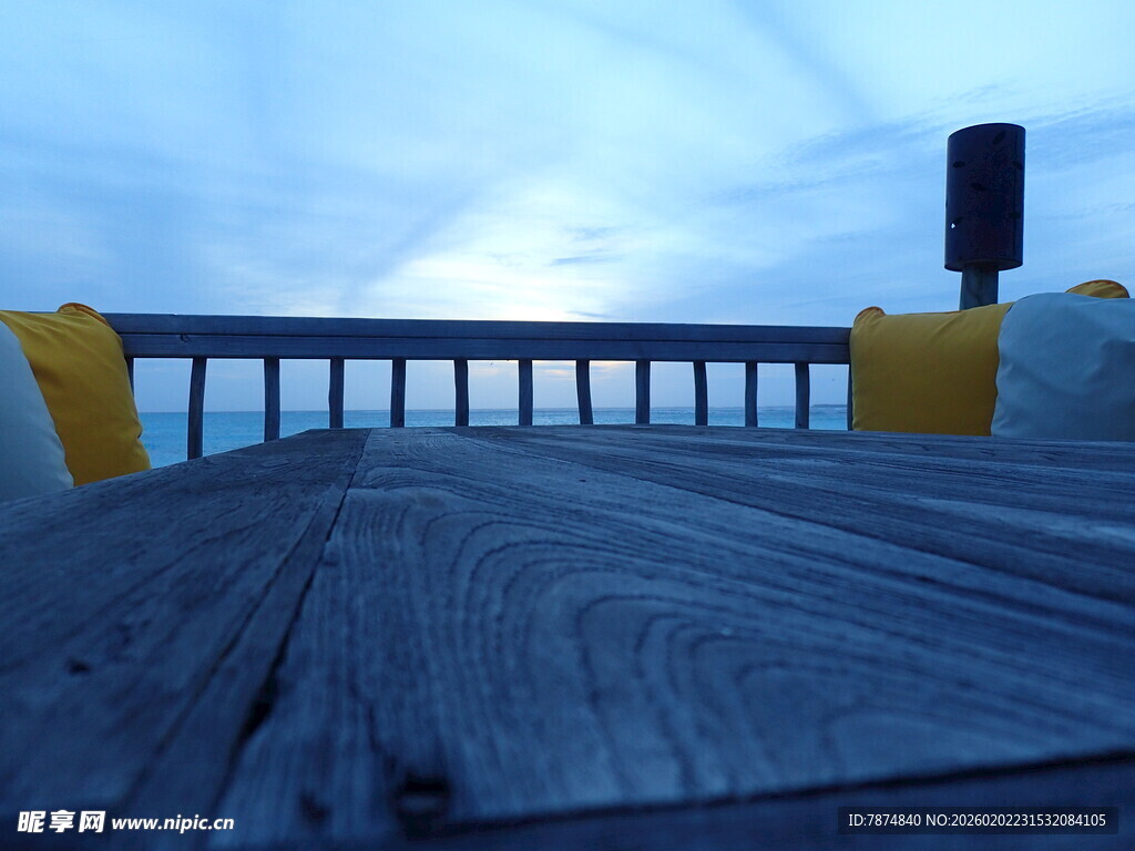 海边露台桌椅的静谧景致