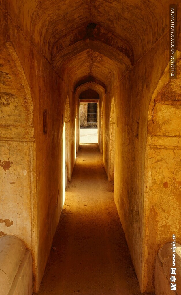 古老狭长的拱形通道