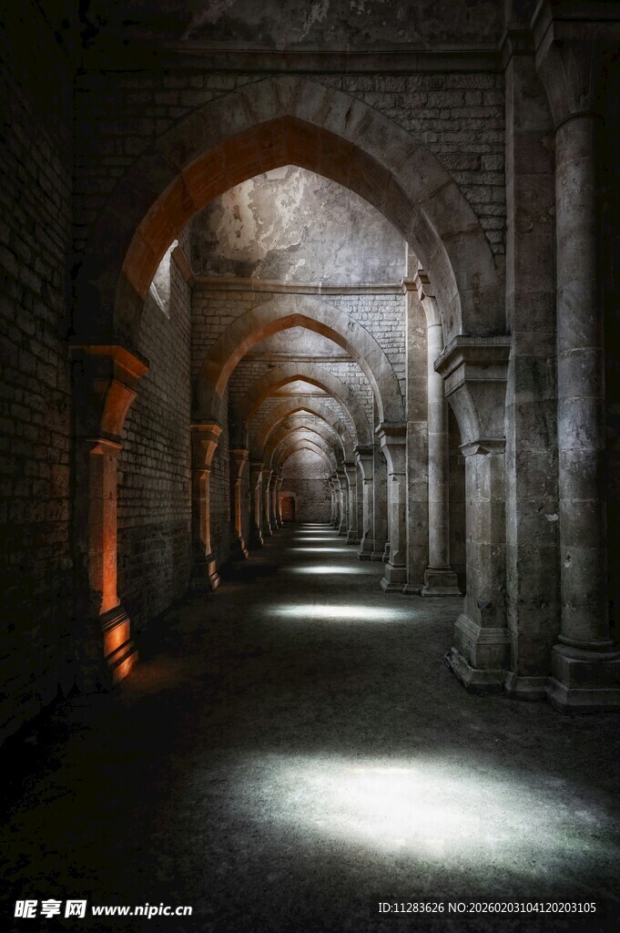 神秘古廊的光影魅力