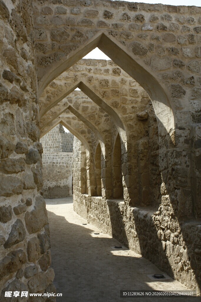 古老石砌拱形通道