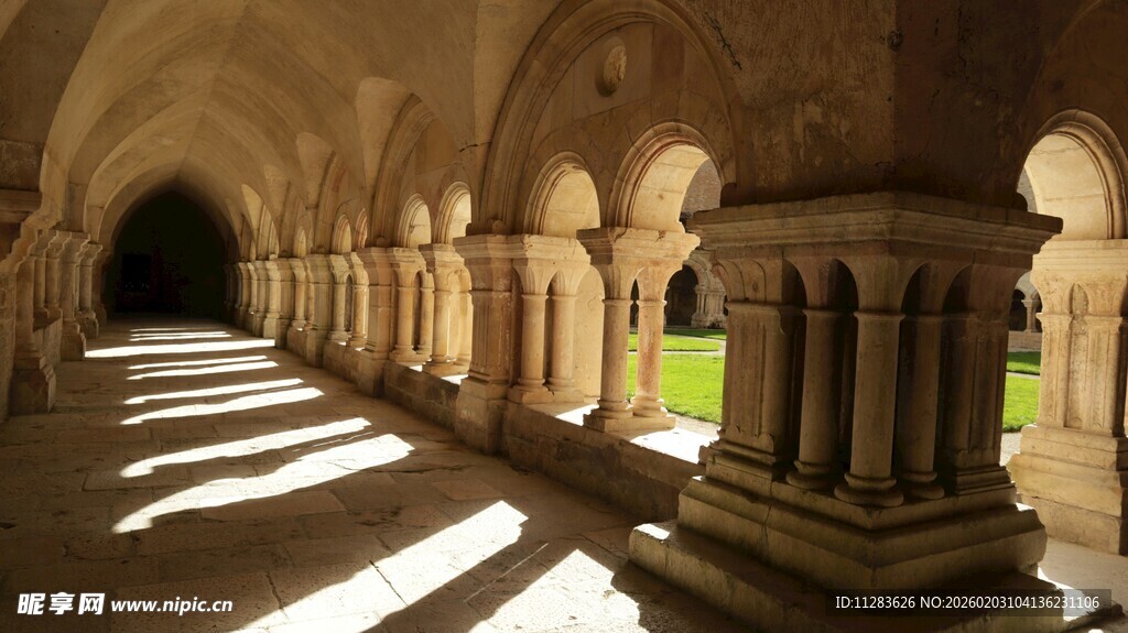古老拱形走廊的光影之美