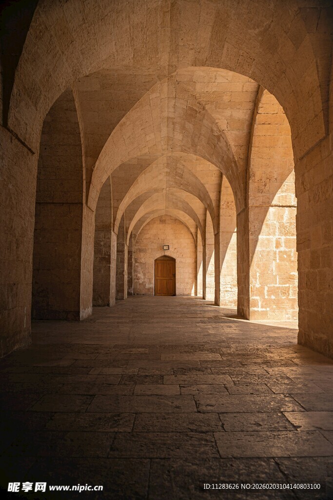 古老拱形长廊内部景象