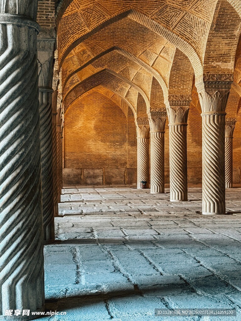 古老拱形建筑内部景观